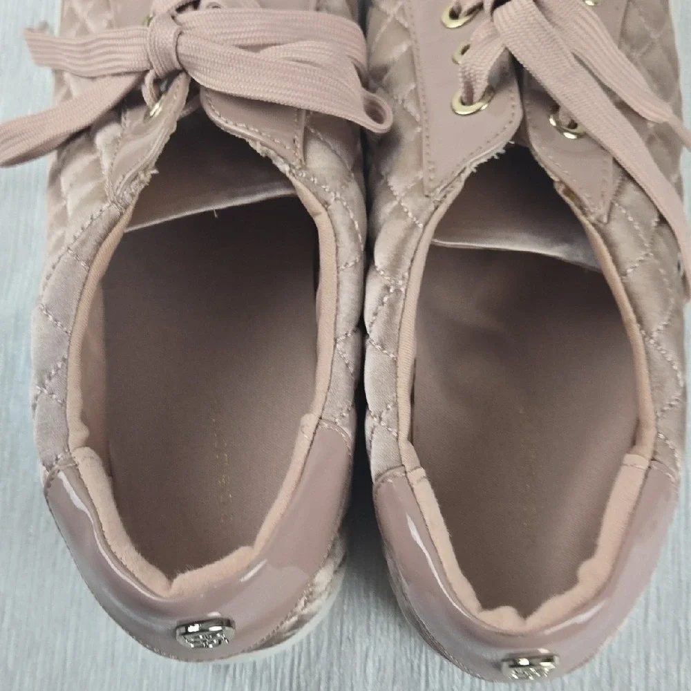 Liz Claiborne Womens Mauve Quilted Satin Fashion Sneaker Size 8.5 Pink Gold Logo